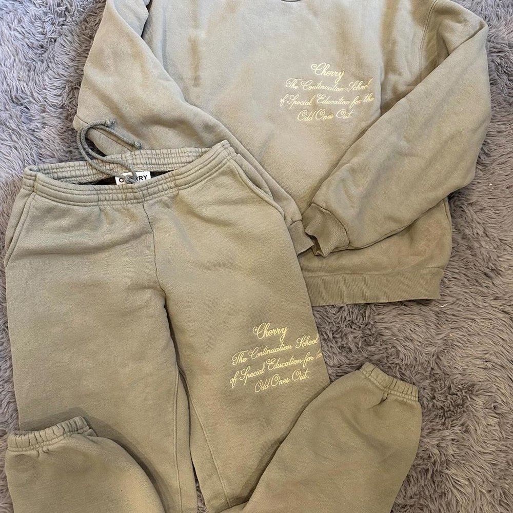 Cherry La Sweatshirt Sweatpants